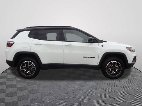 Used 2025 Jeep Compass Trailhawk AWD/4WD image 4