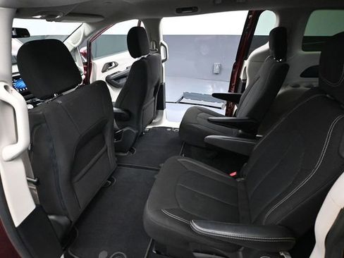 Used 2021 Chrysler Voyager LX image 34