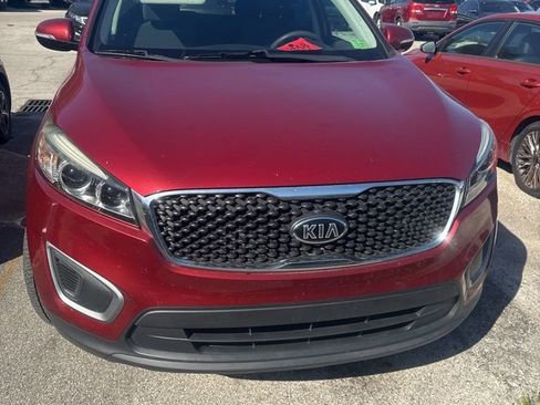 Used 2017 Kia Sorento LX FWD image 2