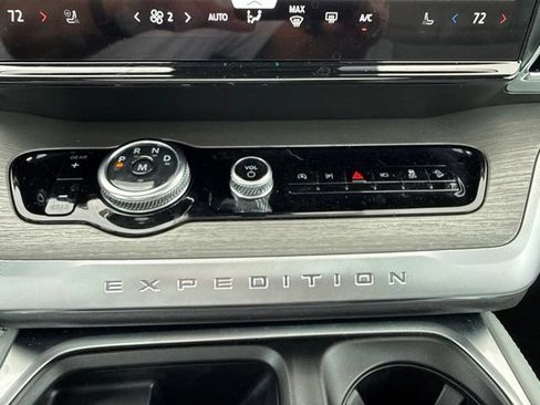 Used 2025 Ford Expedition Platinum w/ Driver's Package AWD/4WD image 22