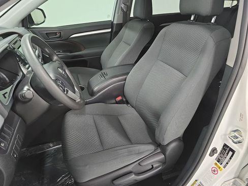 Used 2019 Toyota Highlander LE AWD/4WD image 5