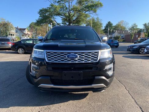 Used 2017 Ford Explorer Platinum image 2