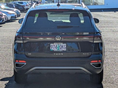 Used 2025 Volkswagen Taos SE w/ Panoramic Sunroof Package image 4