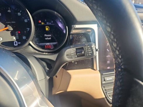 Used 2021 Porsche Macan image 22