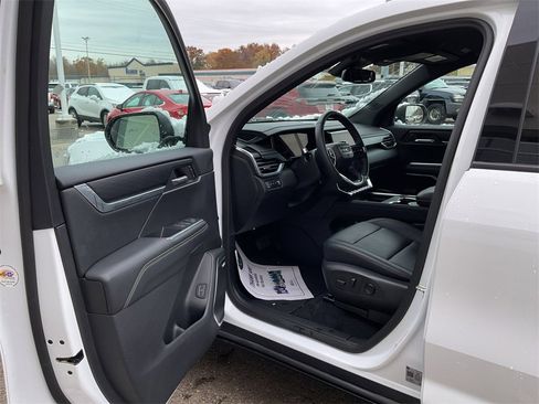 Used 2024 GMC Acadia Elevation image 18