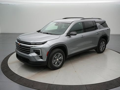 Used 2025 Chevrolet Traverse LT image 8