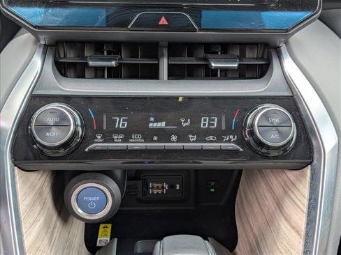 Used 2022 Toyota Venza XLE image 15