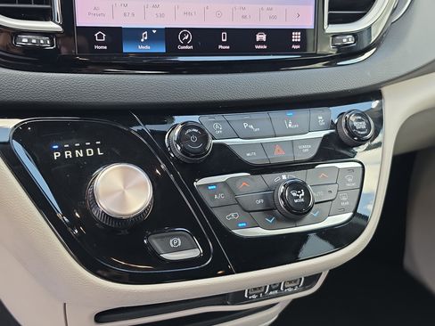 Used 2023 Chrysler Pacifica Touring-L FWD image 26