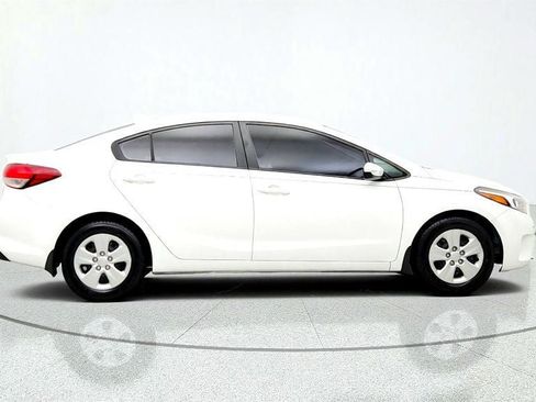 Used 2017 Kia Forte LX FWD image 4