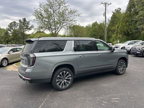 Used 2025 Chevrolet Suburban High Country AWD/4WD image 3