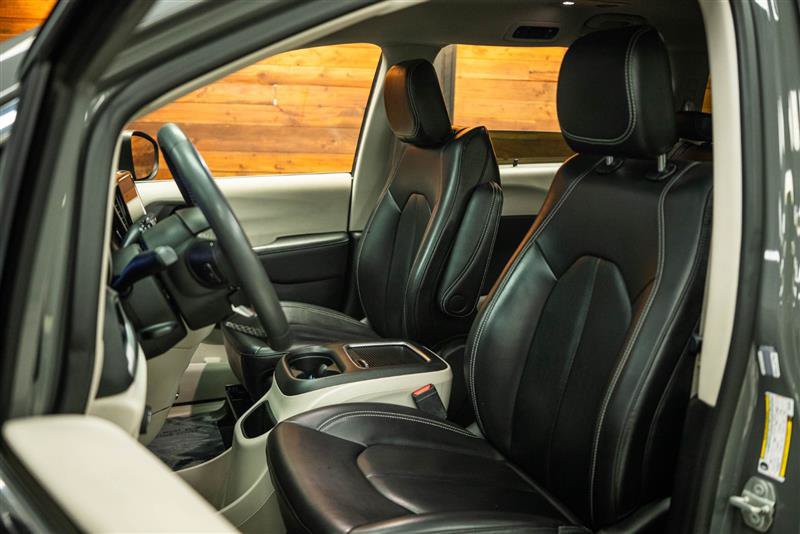 Used 2023 Chrysler Pacifica Touring-L FWD image 9