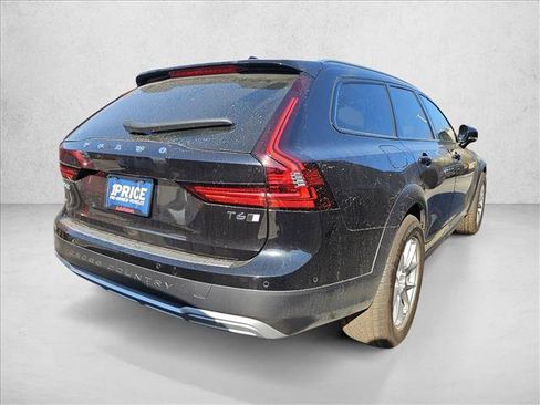 Used 2021 Volvo V90 T6 Cross Country image 4
