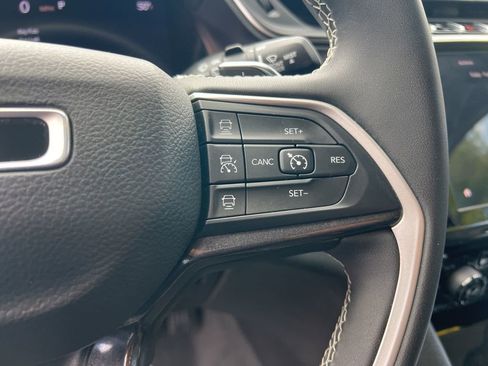 Used 2023 Jeep Grand Cherokee Laredo image 16