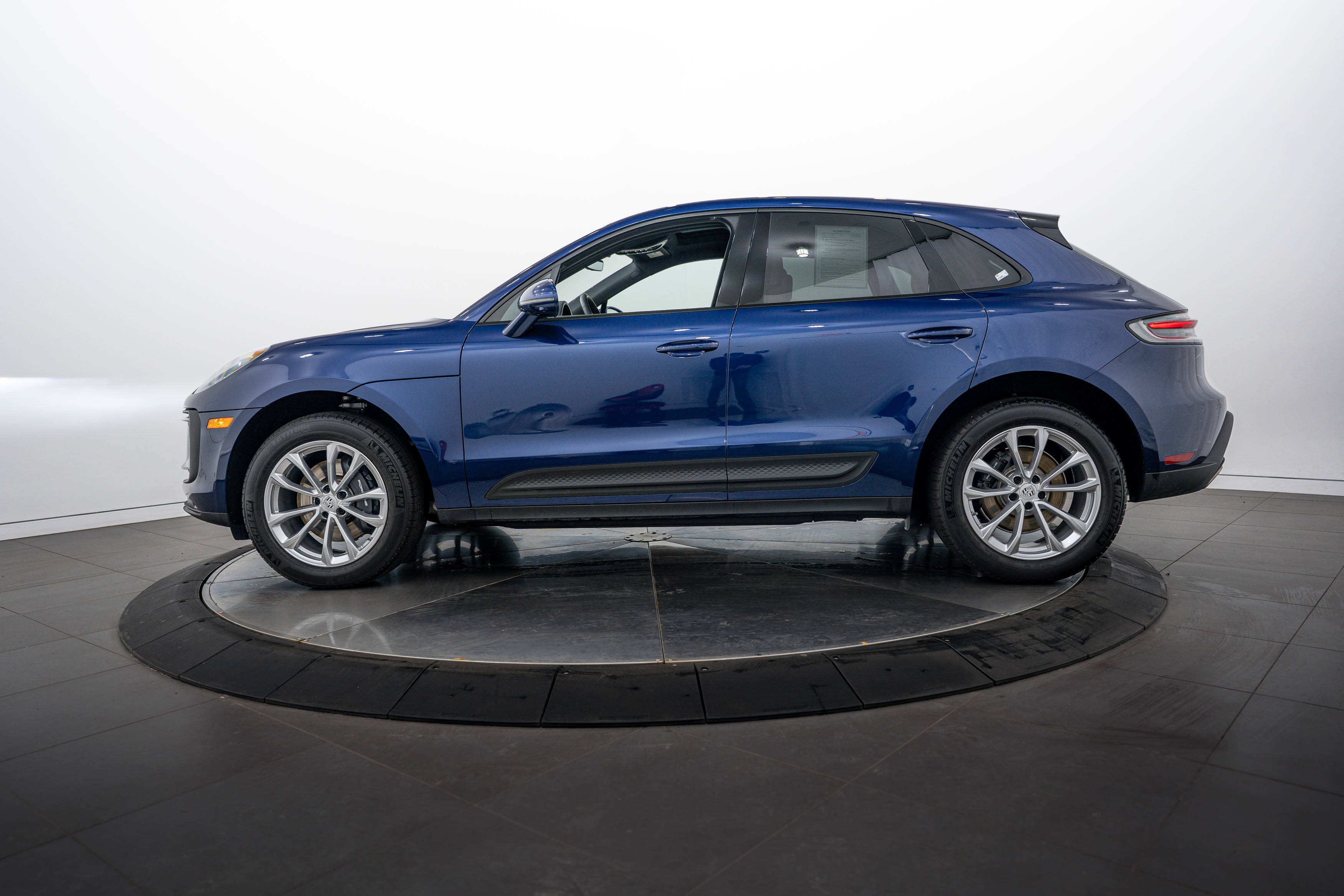 Certified 2026 Porsche Macan AWD/4WD image 2