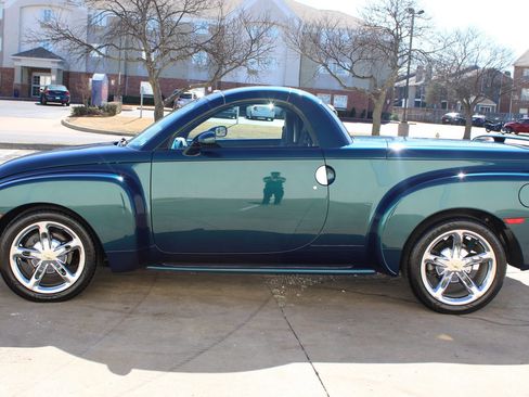 Used 2005 Chevrolet SSR w/ Preferred Equipment Group image 6