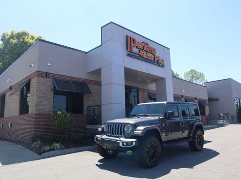 Used 2022 Jeep Wrangler Unlimited Sahara w/ Cold Weather Group image 34