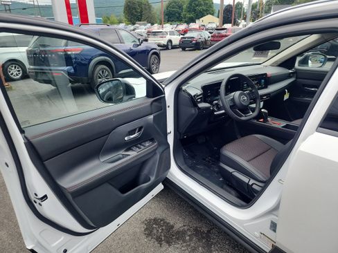 New 2025 Nissan Kicks SR image 10