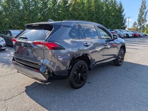 Used 2022 Toyota RAV4 SE image 3