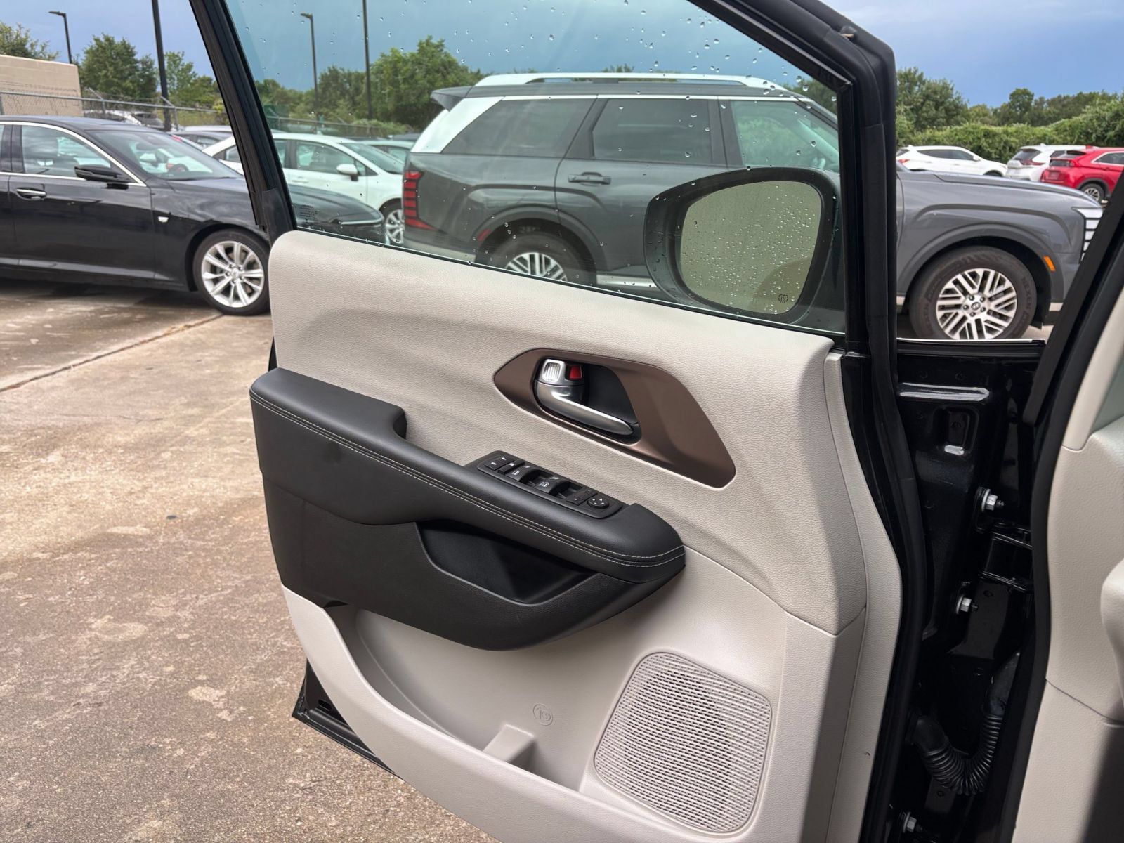 Used 2023 Chrysler Voyager LX FWD image 18