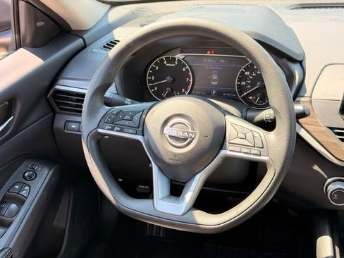 Used 2025 Nissan Altima 2.5 SV FWD image 15