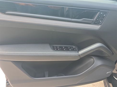 Used 2025 Porsche Cayenne image 24