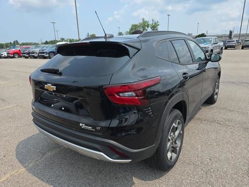 Used 2025 Chevrolet Trax LT w/ LT Convenience Package FWD image 2