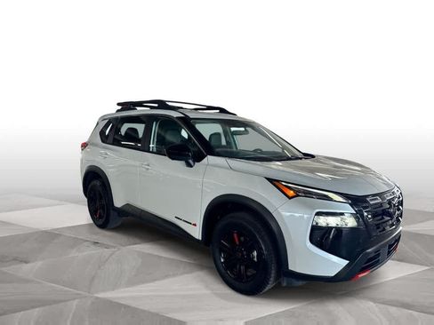Used 2025 Nissan Rogue SV AWD/4WD image 2