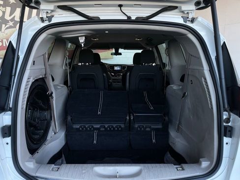 Used 2022 Chrysler Voyager LX image 17