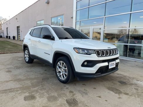 Used 2023 Jeep Compass Latitude image 1