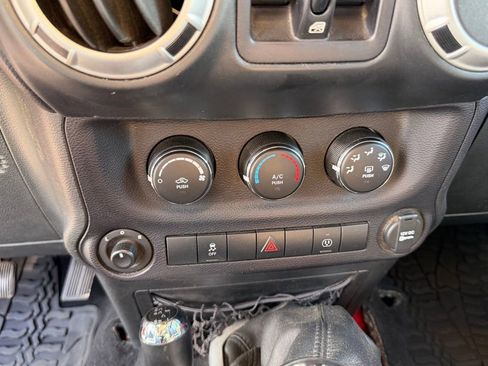 Used 2016 Jeep Wrangler Unlimited Sahara image 21