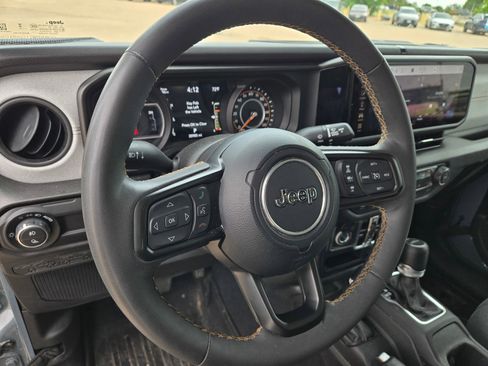 Used 2024 Jeep Gladiator Sport AWD/4WD image 10