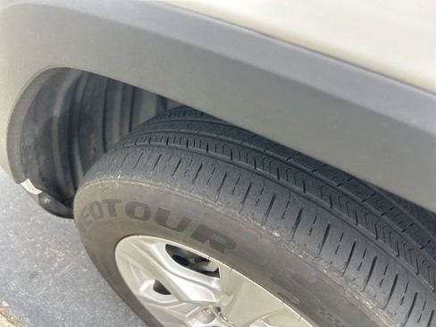 Used 2019 Toyota RAV4 XLE AWD/4WD image 5