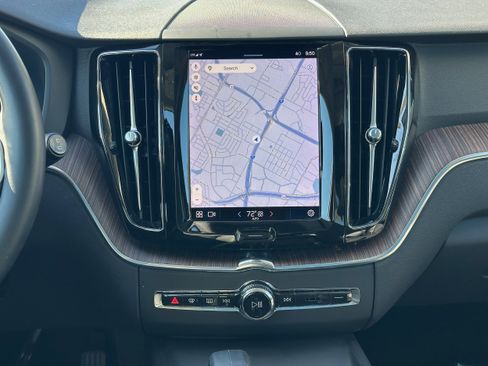 Used 2022 Volvo XC60 B5 Momentum image 14