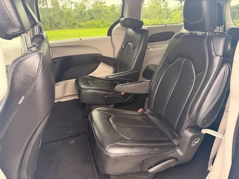 Used 2022 Chrysler Pacifica Touring-L AWD/4WD image 7