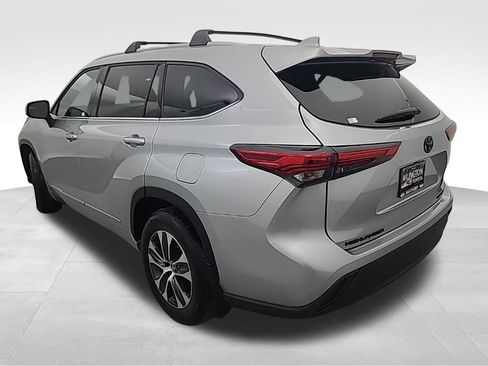 Used 2022 Toyota Highlander XLE image 6