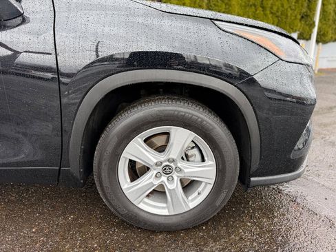 Certified 2025 Toyota Highlander LE image 11