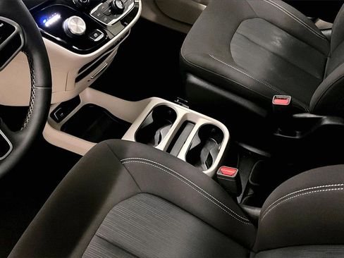 Used 2023 Chrysler Voyager LX image 18