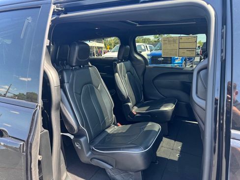 Used 2025 Chrysler Pacifica Limited FWD image 18