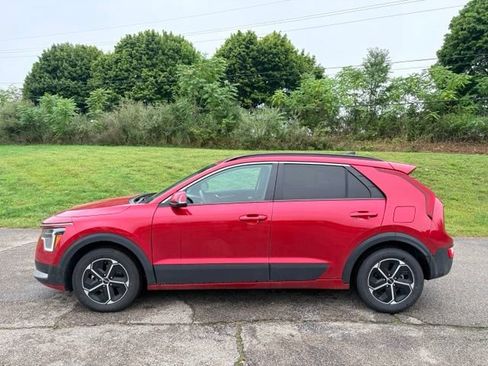 Used 2025 Kia Niro EX FWD image 2