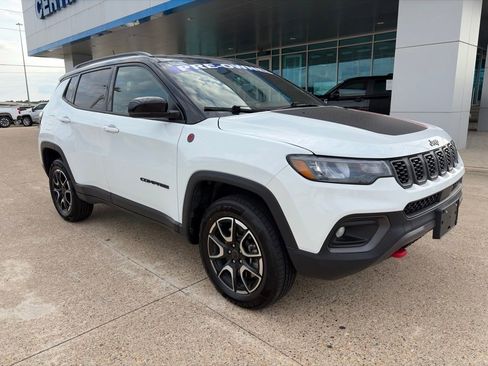 Used 2025 Jeep Compass Trailhawk w/ Trailer Tow Group AWD/4WD image 4