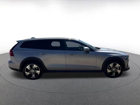 Used 2025 Volvo V60 B5 Cross Country Plus image 16