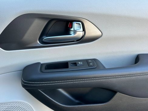 Used 2023 Chrysler Pacifica Touring-L FWD image 19