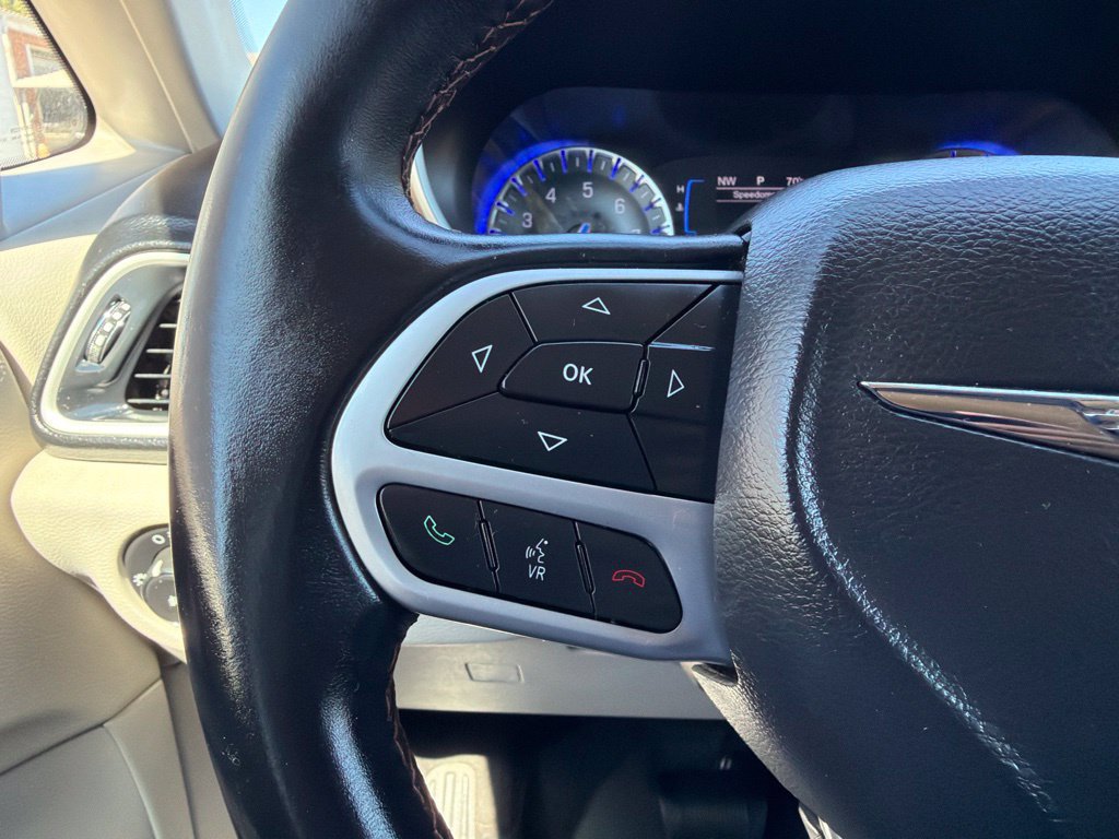 Used 2017 Chrysler Pacifica Touring-L FWD image 29