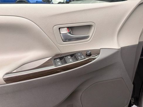 Used 2016 Toyota Sienna XLE image 31
