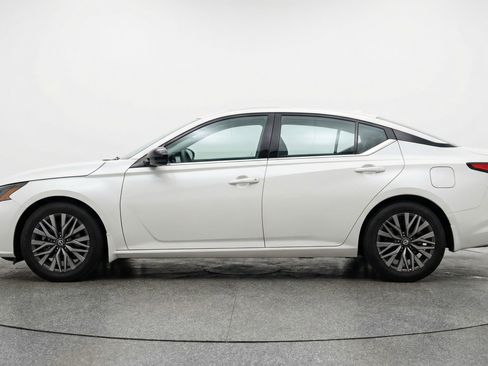 Used 2025 Nissan Altima 2.5 SV FWD image 5