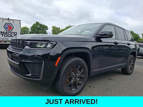 Used 2026 Jeep Grand Cherokee Altitude AWD/4WD image 3