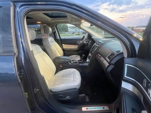 Used 2017 Ford Explorer Platinum AWD/4WD image 32
