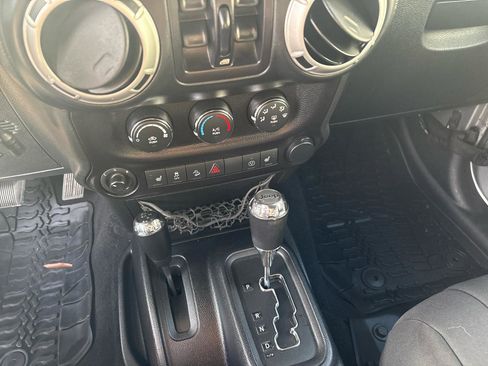 Used 2016 Jeep Wrangler Unlimited Rubicon AWD/4WD image 17