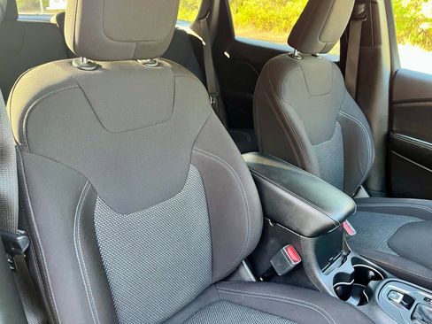 Used 2019 Jeep Cherokee Latitude w/ Cold Weather Group image 12