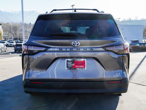 Certified 2024 Toyota Sienna XLE image 7